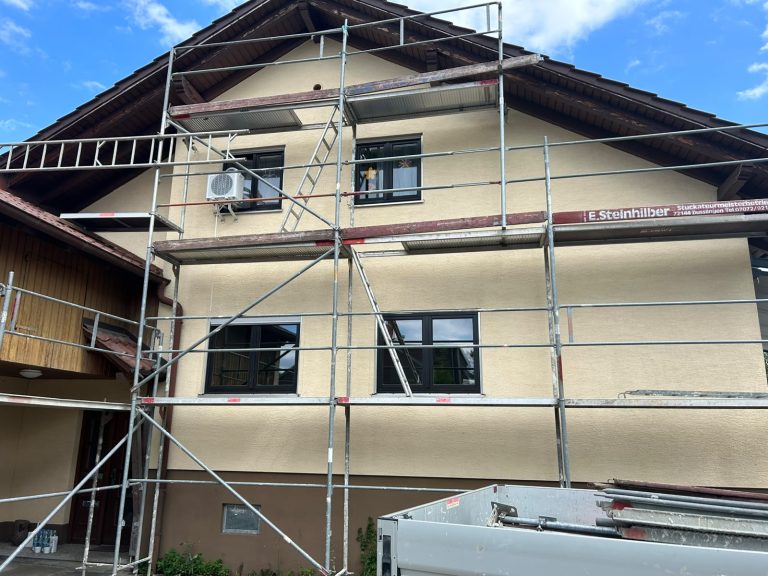Eingerüstete Fassade eines Wohnhauses vor dem Anstrich