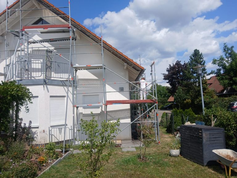 Einfamilienhaus während des Fassadenanstrichs