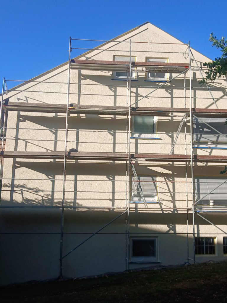 Vorher: eingerüstete Fassade vor dem Anstrich