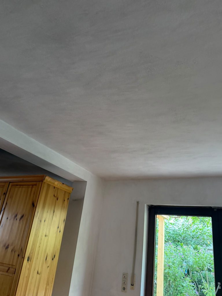 Nachher: hell gestrichenes Schlafzimmer