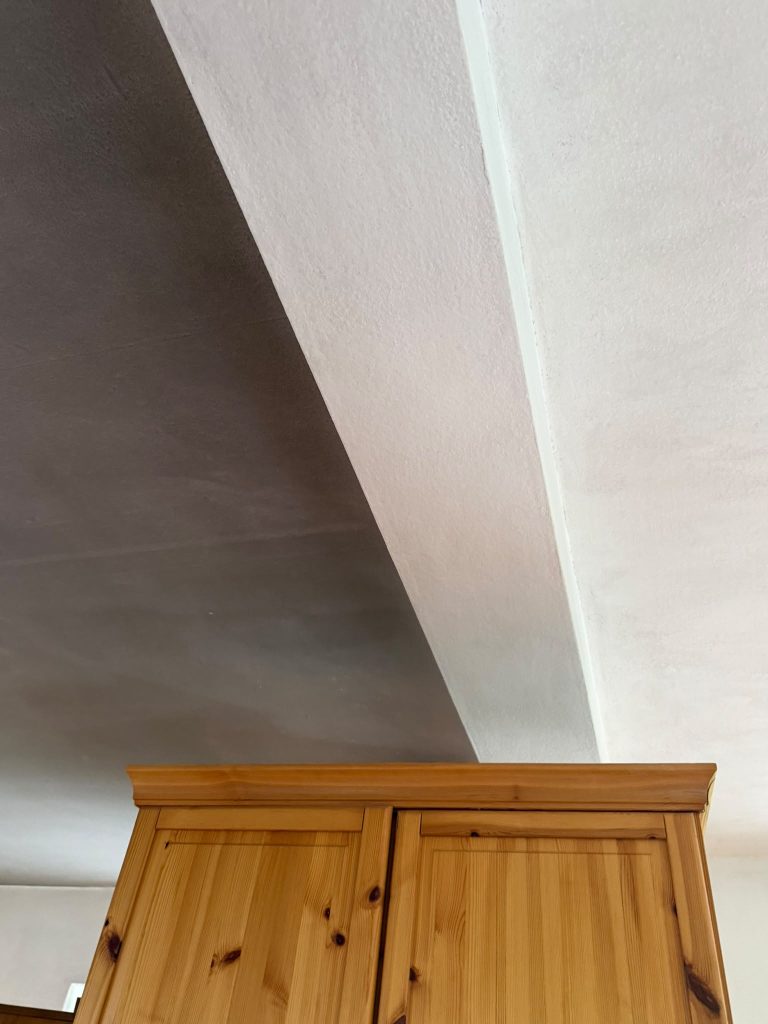 Frisch gestrichene Decke und Wand