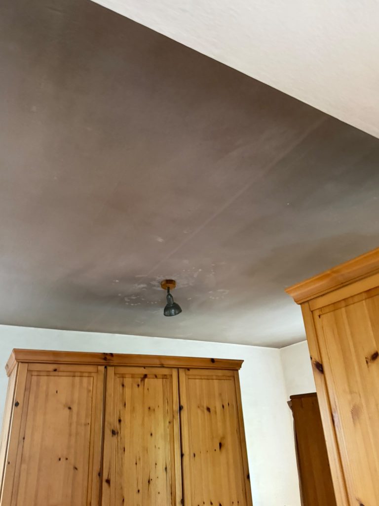 Vorher: verschmutzte Decke im Schlafzimmer