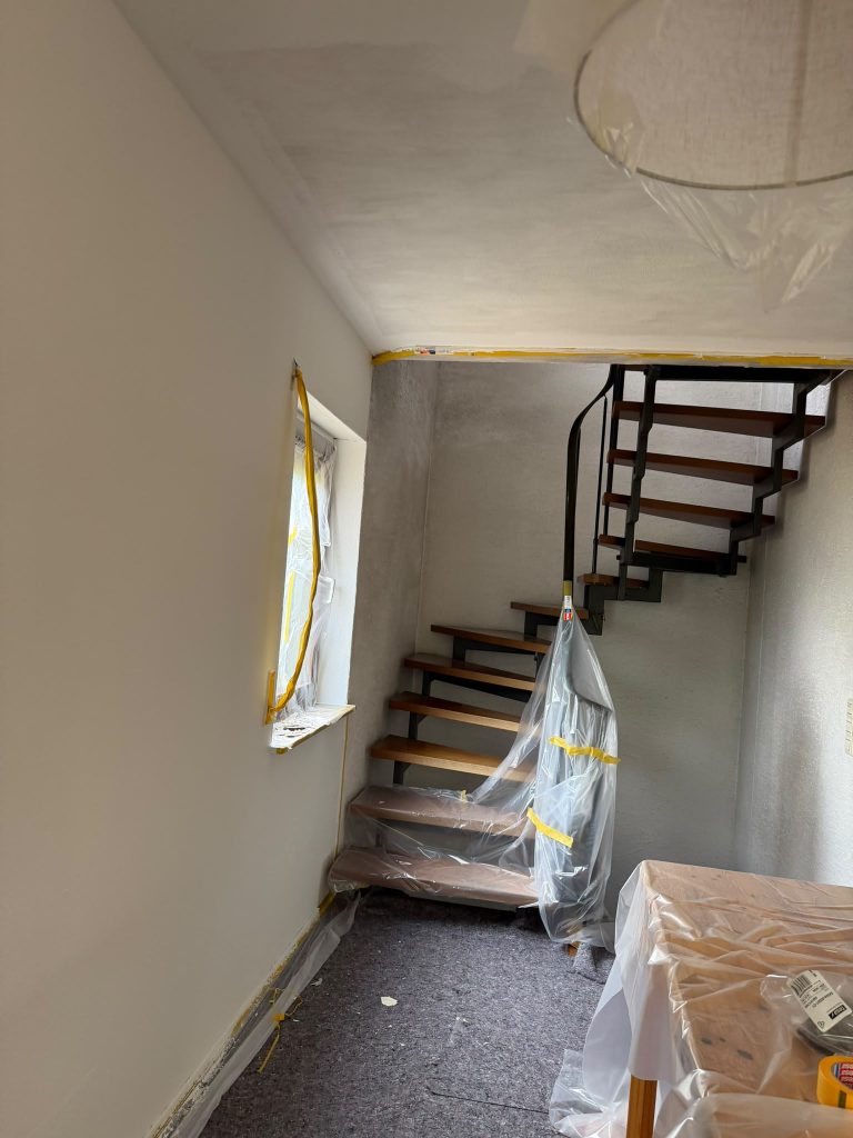 Treppenhaus abgedeckt und für den Anstrich vorbereitet