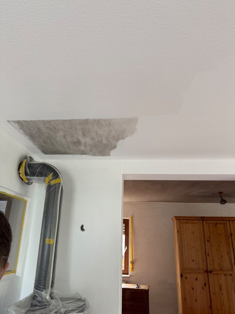 Spachtelarbeiten an der Decke