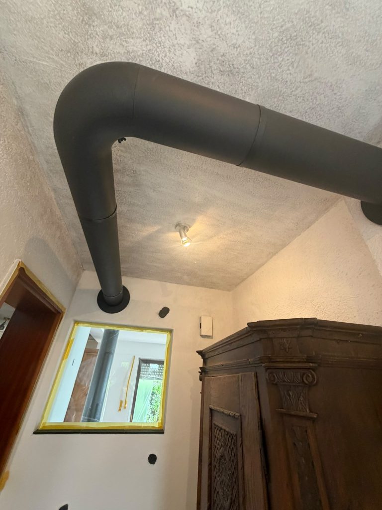 Nachher: frisch gestrichenes Wohnzimmer mit sauberer Decke