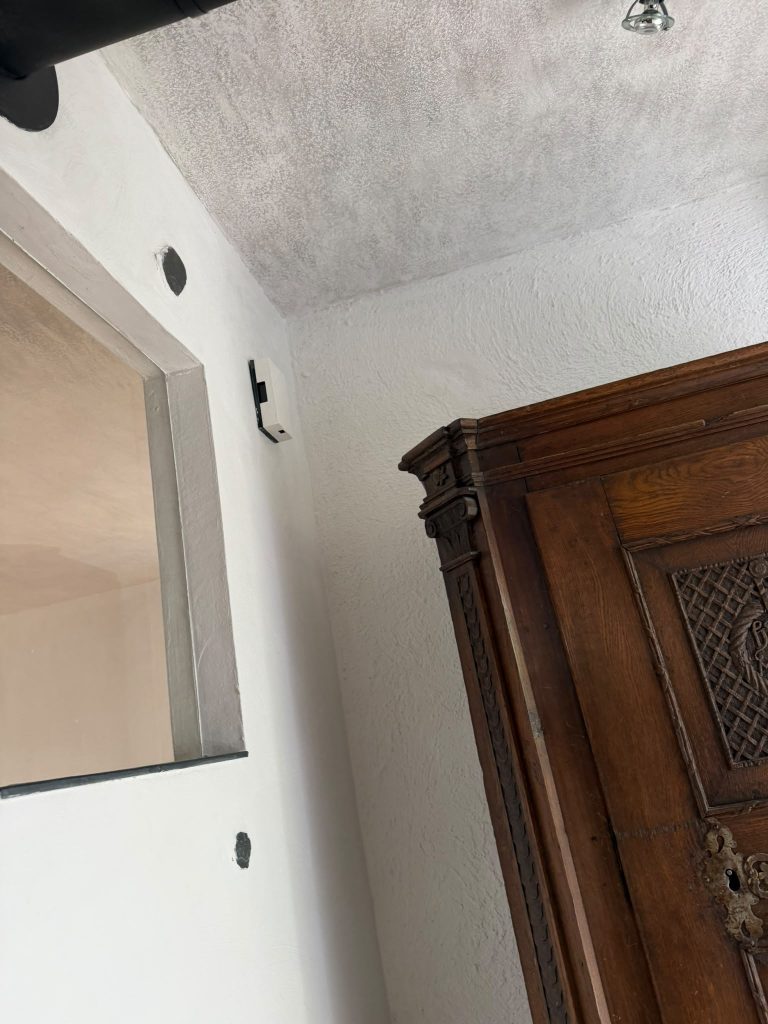 Nachher: fertig sanierter und gestrichener Raum