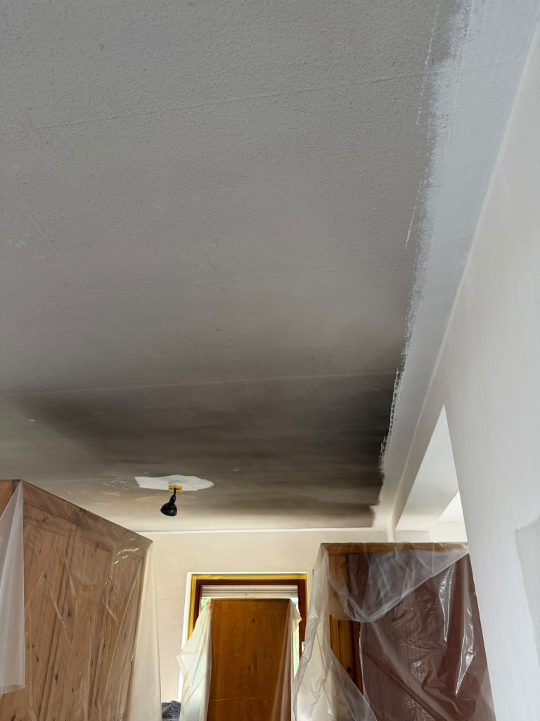 Flur mit verrußter Decke vor der Renovierung