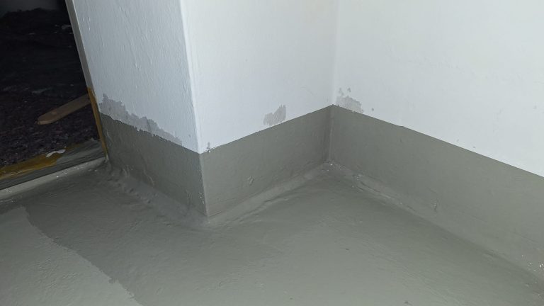 Saubere Sockelkante bei der Bodenbeschichtung