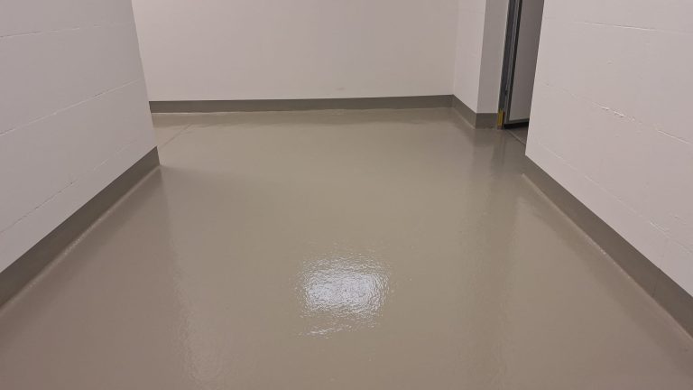 Glänzende, fertige Bodenbeschichtung im Flur