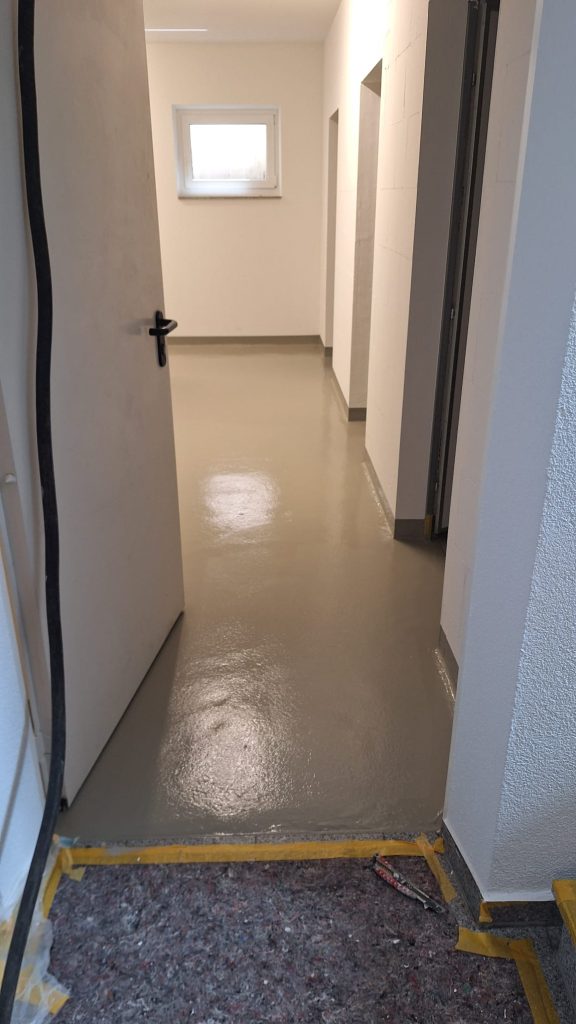Malerarbeiten und neue Bodenbeschichtung im Flur