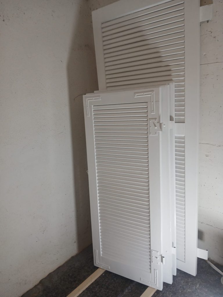 Frisch lackierte weiße Fensterläden