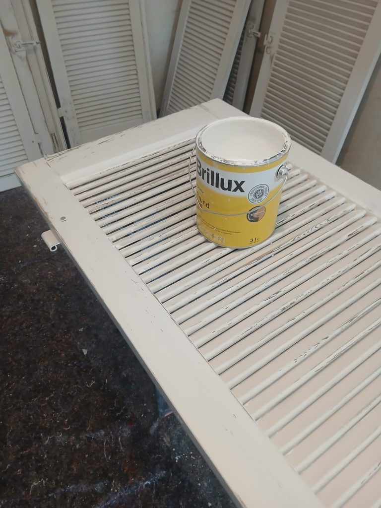 Fensterladen wird mit Lack neu beschichtet